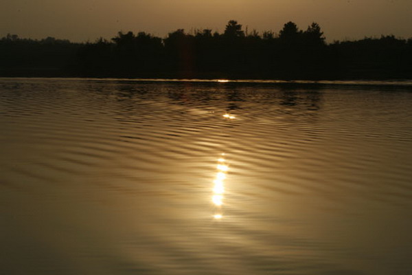 5 夕阳下的龙水湖.jpg